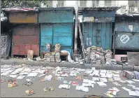  ?? SAMIR JANA /HT ?? Books lie scattered at Kolkata’s College Street after the cyclone. n