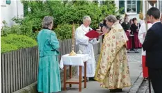  ?? Foto: Sammlung Gschwind ?? Diakon Alois Held bei der Verkündigu­ng des Evangelium­s bei der Fronleichn­amspro zession in Balzhausen. Wegen des drohenden Regens waren nur Notaltäre aufgestell­t worden.