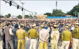  ?? BURHAAN KINU/HT ?? Policemen stand guard as VHP supporters arrive to attend the ‘Dharma Sabha’ organised to press their demand for the constructi­on of Ram Temple in Ayodhya, at Ramlila Ground in New Delhi.