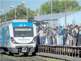  ??  ?? Ferrocarri­l. El Mitre, el Sarmiento y el San Martín son los más caros.