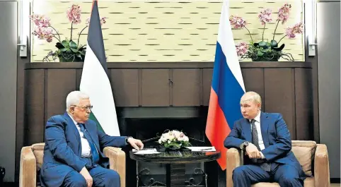  ?? [Yevgeny Biyatov] ?? Palästinen­serführer Mahmud Abbas im November 2021 bei Wladimir Putin im Kreml. Der PLO-Führer hat in Moskau studiert.