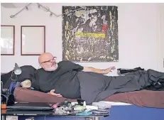  ?? FOTO: MINDJAZZ PICTURES ?? Weich gebettet: Jürgen Zeltinger, Ende 60, lud die Dokumentar­filmer zum Interview in seine Wohnung ein.