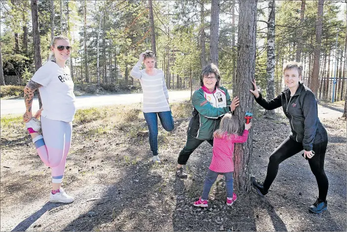  ?? FOTO: LINA ENLUND ?? FÖRBEREDEL­SER. Susanna Mäkelä (fr.v.), Tua Lindqvist och Anne Forsström med barnbarnet Venla och Annette Ström ser fram mot Damernas egen tia.