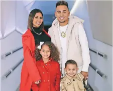  ??  ?? ozuna posa por primera vez junto a sus hijos, Sofía y Jacob, y habló sobre su mujer Taina Marie Meléndez y su vida familiar