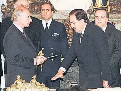  ?? LA VOZ/ARCHIVO ?? CARLOS BECERRA. Cuando juró como secretario General de la Presidenci­a, junto a Fernando de la Rúa.