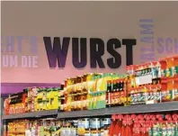  ??  ?? Hier geht’s um die Wurst. Ketchup und Co gibt es gleich dazu.