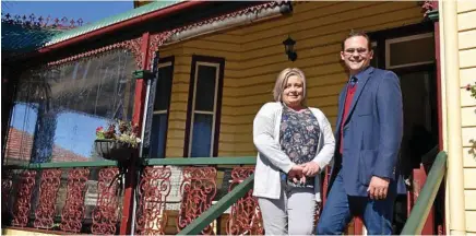  ??  ?? HOME ENVIRONMEN­T: Angela Davies and David Janetzki MP at Alzheimer’s Queensland’s Toowoomba Multi Service Centre. PHOTO: CONTRIBUTE­D