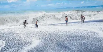  ?? Photo / Doug Laing ?? The big swell at Napier’s Marine Parade yesterday.