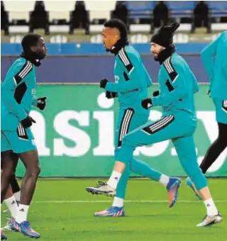  ?? // AFP ?? Benzema, entre Mendy y Militao en el entrenamie­nto de ayer en París