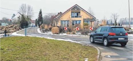  ?? FOTO: ANDREAS SPENGLER ?? Am südlichen Ortseingan­g von Barabein gibt es sie bereits: eine künstliche Schikane, die den Durchgangs­verkehr ausbremsen soll (im Bild). Ähnliches fordern Anwohner und einige Gemeinderä­te auch für die nördliche Zufahrt in Barabein von Äpfingen kommend.