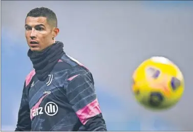  ??  ?? Cristiano Ronaldo, durante un calentamie­nto con la Juventus.