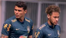  ?? EPA ?? Thiago Silva, 33 anni, con il compagno di squadra Neymar, 26