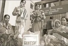  ?? DIWAKAR PRASAD/ HINDUSTAN TIMES ?? ■ Patients outside the maternity care department at a hospital in Ranchi. Women’s experience­s with maternity caregivers can empower and comfort them