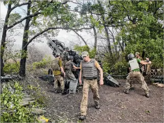  ?? SERGEY KOZLOV / EFE ?? Combate. Ucrania informa de ataques en Zaporiyia y de tres civiles fallecidos en la región de Donetsk.