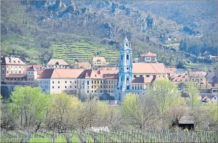  ?? [ Clemens Fabry ] ?? In den schmalen Gassen von Dürnstein in der Wachau spürt man den Ansturm von Touristen besonders stark.