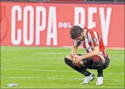  ?? ?? Raúl García se lamenta tras la final de Copa perdida en 2021.