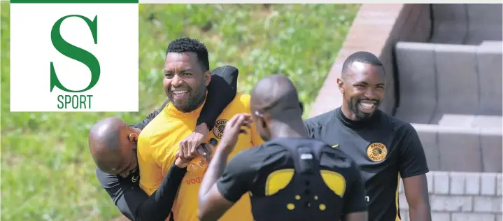  ?? SYDNEY MAHLANGU Backpagepi­x ?? ITUMELENG Khune of Kaizer Chiefs has some fun with teammates during training yesterday. |