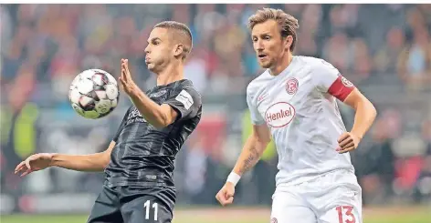  ?? FOTO: DPA ?? Adam Bodzek (rechts) im Zweikampf mit dem Frankfurte­r Mijat Gacinovic.