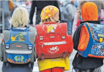  ?? FOTO: DPA ?? Kurze Beine, kurze Wege: Diese Regel für die Grundschul­en im Land gilt womöglich bald nicht mehr so uneingesch­ränkt wie bisher.