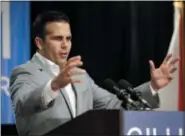  ?? AP PHOTO/JOHN RAOUX ?? Puerto Rico Governor Ricardo Rossello endorses Florida Democratic gubernator­ial candidate Andrew Gillum at a campaign rally Monday in Kissimmee, Fla.