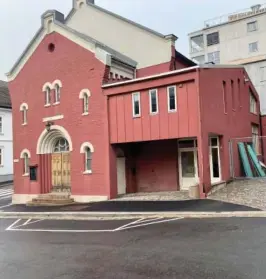  ?? ?? PÅBYGG: Det nyere tilbygget til høyre for kirken rives for å gi plass til leilighets­bygget. FOTO: GRETE HELGEBØ