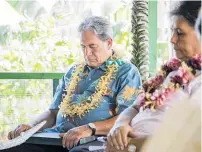  ??  ?? Foreign Minister Winston Peters joins in a prayer.