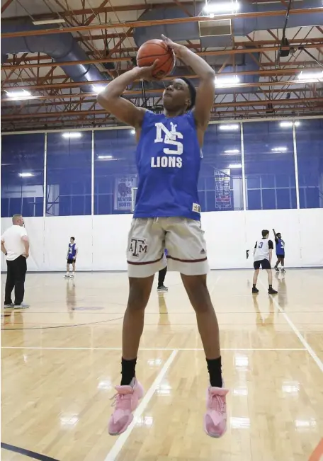  ?? NICOLAUS CZARNECKI / HERALD STAFF ?? RISE UP: Newton South senior Njavan Stewart takes a jump shot during practice on Wednesday.