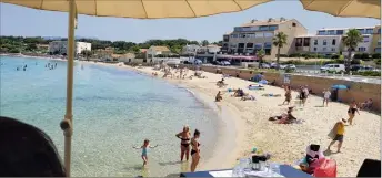  ?? (Photo J. P.) ?? Les plages de Six-Fours, comme celle du Cros, ont été relativeme­nt épargnées par le phénomène. Hier matin, plus aucun cas de piqûre n’avait été pris en charge par le poste de secours.