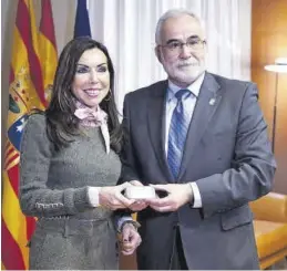  ?? CORTES DE ARAGÓN ?? Marta Fernández, y Javier Hernández, ayer en las Cortes de Aragón.