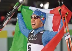  ?? FOTO: STACHE/AFP ?? Der Italiener Federico Pellegrino feiert ausgelasse­n seinen überrasche­nden Sieg im Langlauf-Sprint bei der Nordischen Ski-WM in Lahti.