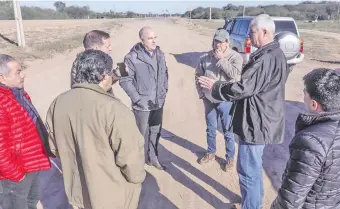  ??  ?? El ministro Arnoldo Wiens (segundo derecha) y comitiva durante el recorrido realizado en las zonas de obras en el Chaco Central.