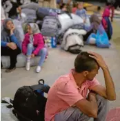  ?? Foto: Socrates Baltagiann­is, dpa ?? Flüchtling­e warten im Hafen von Piräus auf ihre Weiterreis­e in eines der überfüllte­n Lager.