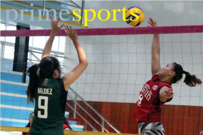  ?? Photo by Roderick Osis ?? FOR THE KILL. UB Lady Cardinals Mary Ann Attuban scores past a PCC Lady Warrior in the ongoing eliminatio­ns round of the women’s volleyball in the Baguio – Benguet Educationa­l Athletic League season 30 at the Kings College of the Philippine­s Gym.