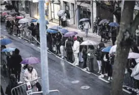  ?? ?? El público se concentró en las calles pese al frío, el viento y la lluvia.