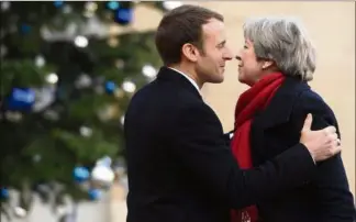  ?? (Photo AFP) ?? Entre Emmanuel Macron et Theresa May, le courant continue toujours à passer...