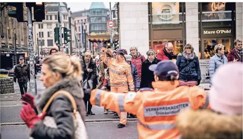  ?? RP-FOTO: ANDREAS ENDERMANN ?? Das Aushängesc­hild der Verkehrswa­cht: Die Verkehrska­detten, hier beim Einsatz in der Vorweihnac­htszeit.