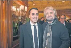  ??  ?? Luigi Di Maio (izq.), líder del Movimiento 5 Estrellas, con el fundador del partido, Beppe Grillo, ayer en Roma.