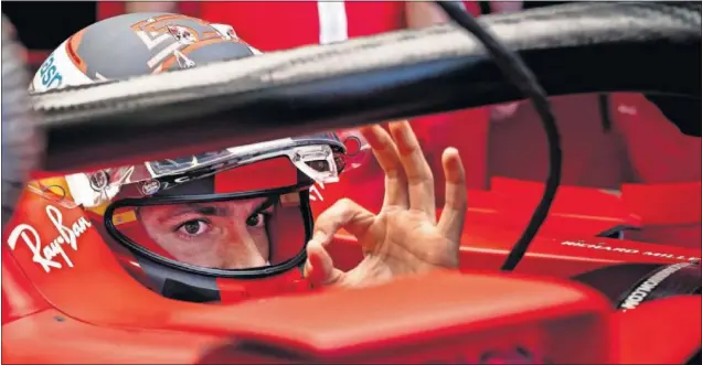  ??  ?? Carlos Sainz, subido en su Ferrari dentro del box del equipo italiano durante los entrenamie­ntos libres del GP de Azerbaiyán disputado en el circuito de Bakú el 4 de junio de 2021.