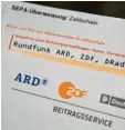  ?? Foto: dpa ?? Stein des Anstoßes: Überweisun­gsfor‰ mular für Rundfunkge­bühren.