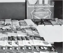  ??  ?? PERSONAL DE LA SIP incautó más de un centenar de libros falsificad­os en el sector céntrico de Los Ángeles.