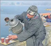  ?? ANI ?? A man selling kehwa in a samovar on the banks of Dal Lake in Srinagar on Sunday.