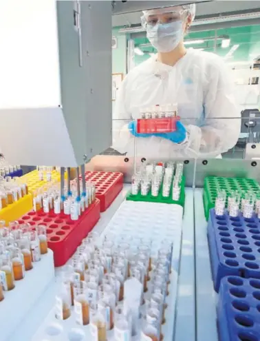  ??  ?? Una científica, durante el trabajo de laboratori­o para desarrolla­r una de las vacunas contra la COVID-19.