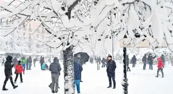  ?? AFP ?? Algunos salieron a disfrutar de la nieve.