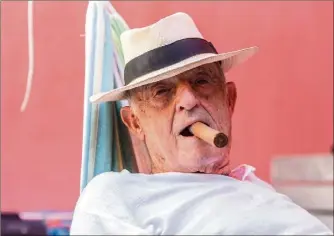  ?? ?? François Missen, 89 ans, a écrit une fiction en six épisodes sur l’histoire de la French Connection, et livre de nouvelles révélation­s sur les liens des trafiquant­s avec Cuba.