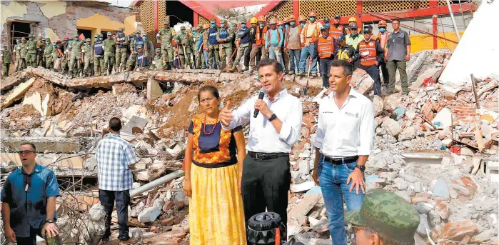  ?? LUIS ALBERTO CRUZ ?? El presidente Enrique Peña Nieto recorrió Juchitán, en Oaxaca, junto con la alcaldesa Gloria Sánchez y el gobernador Alejandro Murat.