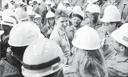  ?? JOHN RENNISON
THE HAMILTON SPECTATOR ?? Prime Minister Justin Trudeau talks with ArcelorMit­tal Dofasco employees after touring the galvanizin­g line Tuesday.