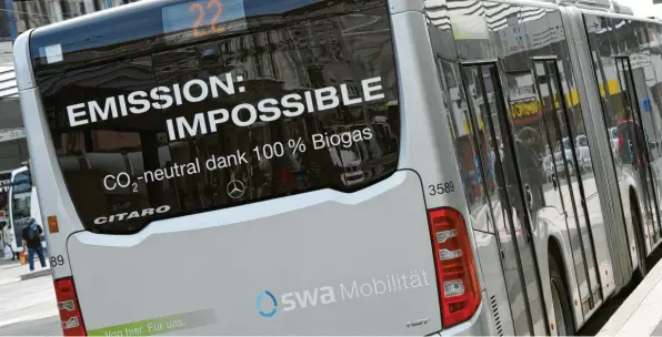  ?? Foto: Silvio Wyszengrad ?? Die Augsburger Busse fahren umweltfreu­ndlich mit Biogas. Dennoch könnte es sein, dass die Flotte früher oder später ausgemuste­rt wird.