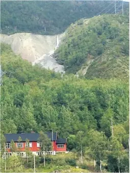  ??  ?? TRØBBEL: Den enorme fyllinga oppe i dalen har skapt trøbbel.