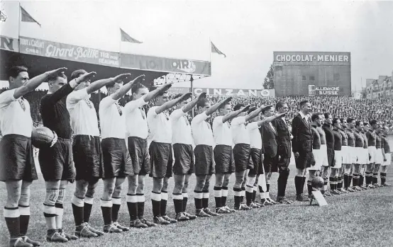  ??  ?? 4. Juni 1938, Parc des Princes, Paris: Die deutsche Startelf mit fünf Österreich­ern (Kapitän Hans Mock, Goalie Rudolf Raftl, Willibald Schmaus, Willy Hahnemann und Hans Pesser) war sich ihres Achtelfina­lsieges über die Schweizer gewiss, sollte sich...