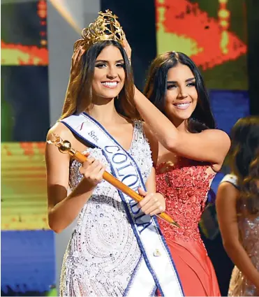  ?? FOTOS LORENA HENRíQUEZ ?? Laura González le impone la corona a la nueva Señorita Colombia Gabriela Tafur Náder.
